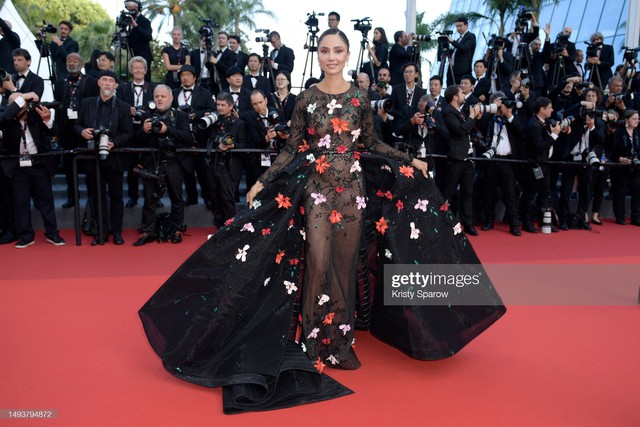 Thảm đỏ bế mạc LHP Cannes 2023: Phạm Băng Băng như “thiên nga đen”, Orlando Bloom và gia đình đạo diễn Trần Anh Hùng nổi bật giữa dàn sao  - Ảnh 21.