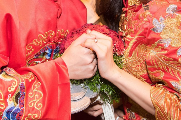  Cặp đôi Vbiz làm lễ cưới đặc biệt ngay tại sân bay, hôn nhân ra sao sau 14 năm gắn bó? - Ảnh 3.