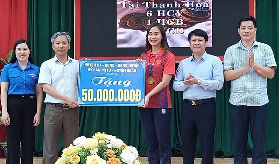 Kình ngư xinh đẹp đội tuyển lặn Phạm Thị Thu được thưởng hơn 300 triệu đồng - Ảnh 2.