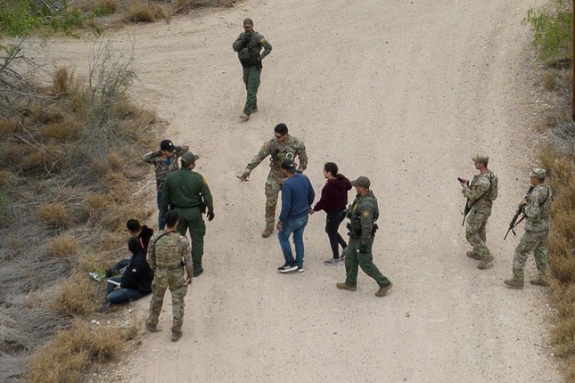 Mỹ sẽ đưa 1.500 binh sĩ tới biên giới Mỹ-Mexico - Ảnh 1.