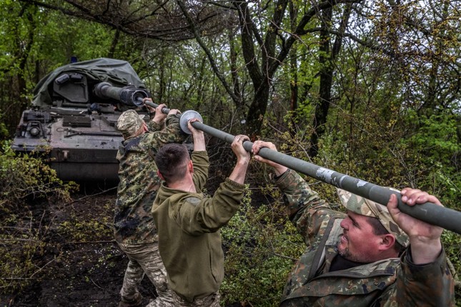 Pháo tự hành Đức vật lộn trong bùn lầy ở Ukraine - Ảnh 5.