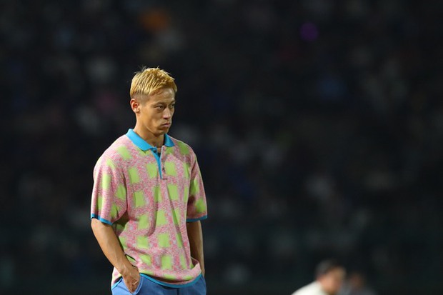  HLV trưởng của U22 Campuchia nói gì về việc ngồi im cả trận để Keisuke Honda đứng ra chỉ đạo? - Ảnh 2.