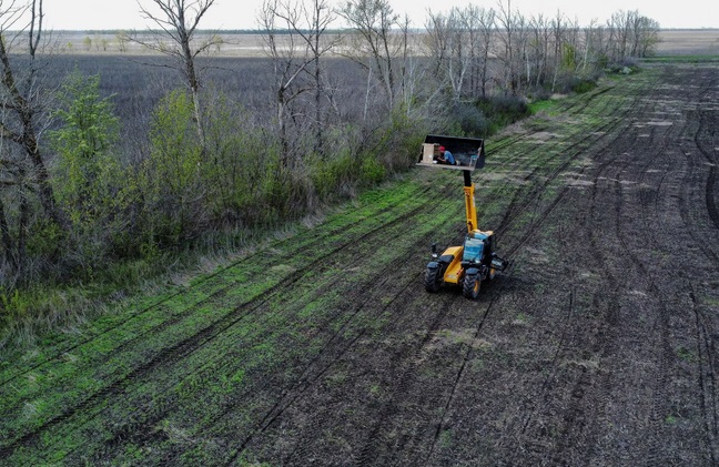 Sáng kiến của nông dân Ukraine để dọn mìn trên cánh đồng - Ảnh 3.