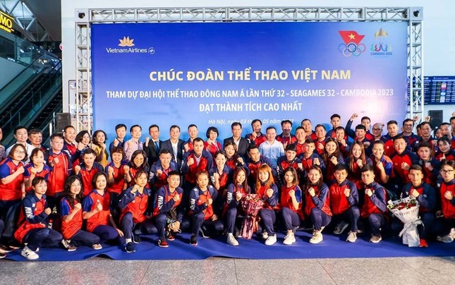 Đại quân thể thao Việt Nam lên đường sang Campuchia dự SEA Games 32 - Ảnh 1.