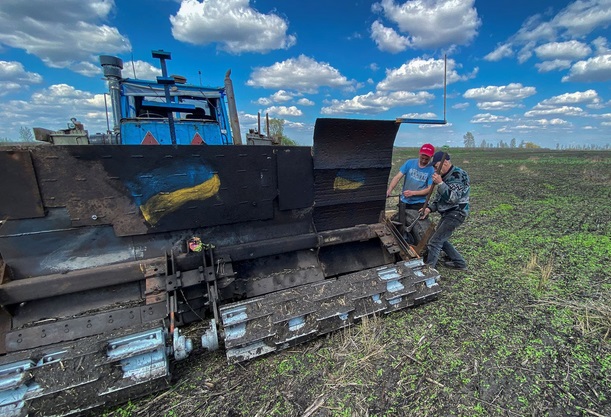 Sáng kiến của nông dân Ukraine để dọn mìn trên cánh đồng - Ảnh 2.
