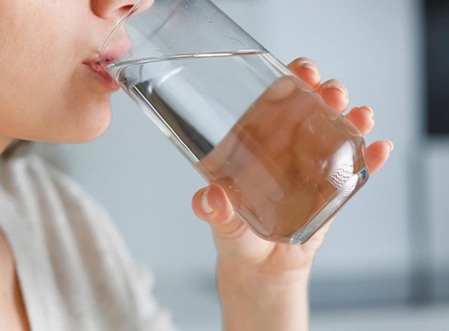 Uống quá nhiều hoặc quá ít nước đều gây hại: Mùa hè nên uống bao nhiêu là đủ? - Ảnh 2.