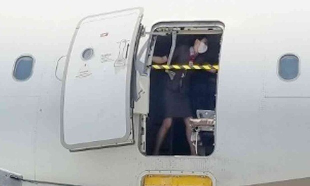 Vụ khách tự mở cửa thoát hiểm máy bay: Khoảnh khắc ghi lại phản ứng của nữ tiếp viên hàng không gây bão - Ảnh 2.