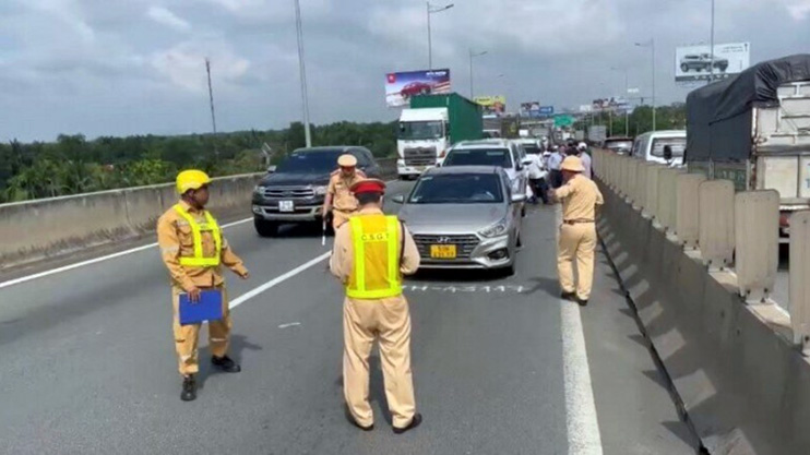 Đằng sau những bức ảnh TNGT: Hiện trường tai nạn liên hoàn giữa 5 ô tô trên cao tốc TP.HCM - Long Thành - Dầu Giây - Ảnh 1.