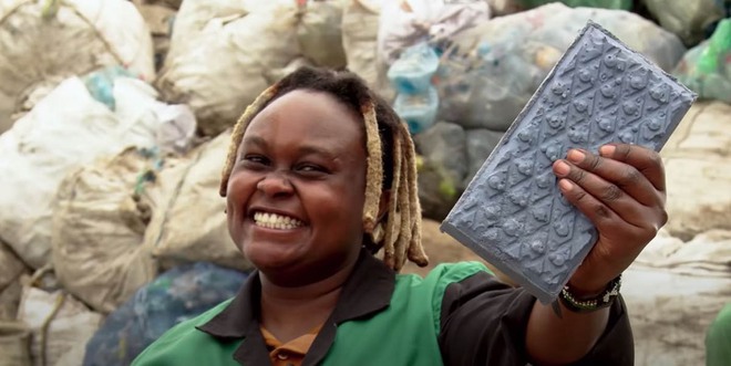 Bỏ việc văn phòng khởi nghiệp từ rác, cô gái châu Phi tái chế hàng tấn rác nhựa thành loại gạch bền và rẻ  - Ảnh 8.