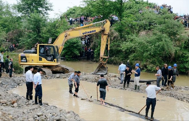 Đào được khúc gỗ 20m đen sì từ dưới sông, anh nông dân run rẩy khi nghe chuyên gia phán: Nó đáng giá hàng trăm tỷ đồng - Ảnh 5.