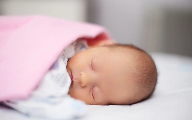 Cảnh báo: Ngủ chung với trẻ sơ sinh có thể dẫn đến tử vong ở trẻ - Ảnh 1.