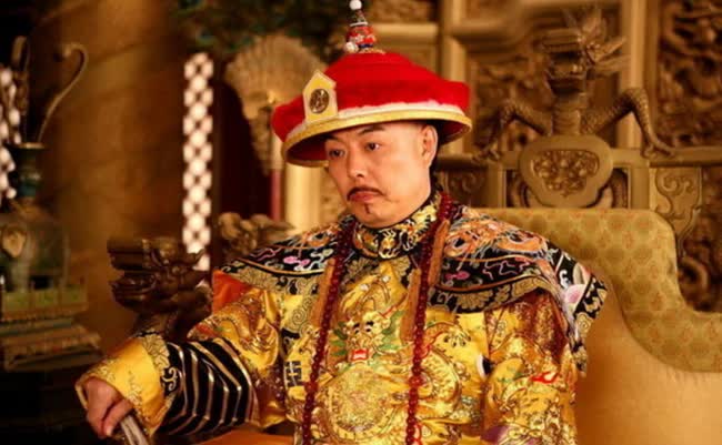 Chiếc long bào hé lộ bí mật khó nói của Càn Long: Hóa ra vị Hoàng đế này không cao lớn như trong phim ảnh, thậm chí còn mang giày độn 10 phân - Ảnh 8.