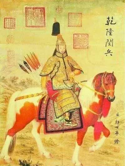 Chiếc long bào hé lộ bí mật khó nói của Càn Long: Hóa ra vị Hoàng đế này không cao lớn như trong phim ảnh, thậm chí còn mang giày độn 10 phân - Ảnh 3.