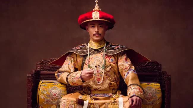 Chiếc long bào hé lộ bí mật khó nói của Càn Long: Hóa ra vị Hoàng đế này không cao lớn như trong phim ảnh, thậm chí còn mang giày độn 10 phân - Ảnh 1.