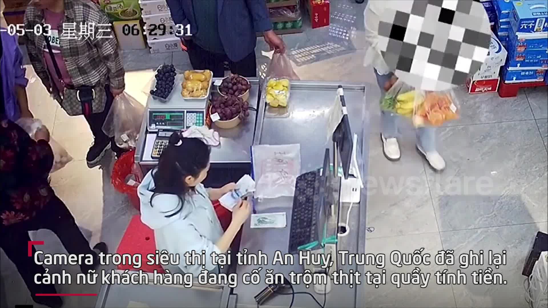 Người phụ nữ định ăn cắp thịt trong siêu thị Trung Quốc thì bị phát ...