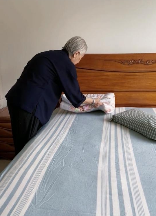 Cụ bà 95 tuổi với thói quen dọn dẹp căn nhà không một hạt bụi - Ảnh 5.