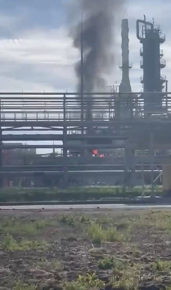 Nhà máy lọc dầu Nga bốc cháy sau khi bị máy bay không người lái tấn công - Ảnh 1.