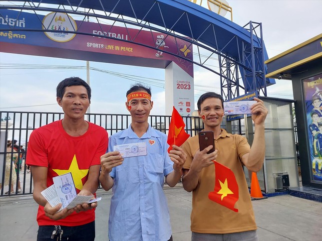 Ấm lòng tình yêu đội tuyển của người Việt ở Campuchia - Ảnh 1.
