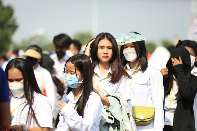 Kẹt xe hàng km, người Campuchia vẫn đội nắng đi xem khai mạc SEA Games 32 - Ảnh 9.