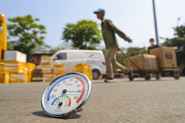  Hà Nội: Nhiệt độ ngoài trời hơn 50 độ C, người dân gồng mình mưu sinh dưới cái nắng cháy da, cháy thịt - Ảnh 10.