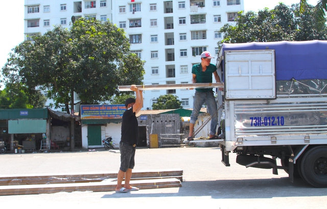 Nắng trên 40 độ, nhiều người nấp dưới bóng cây tránh nóng - Ảnh 3.