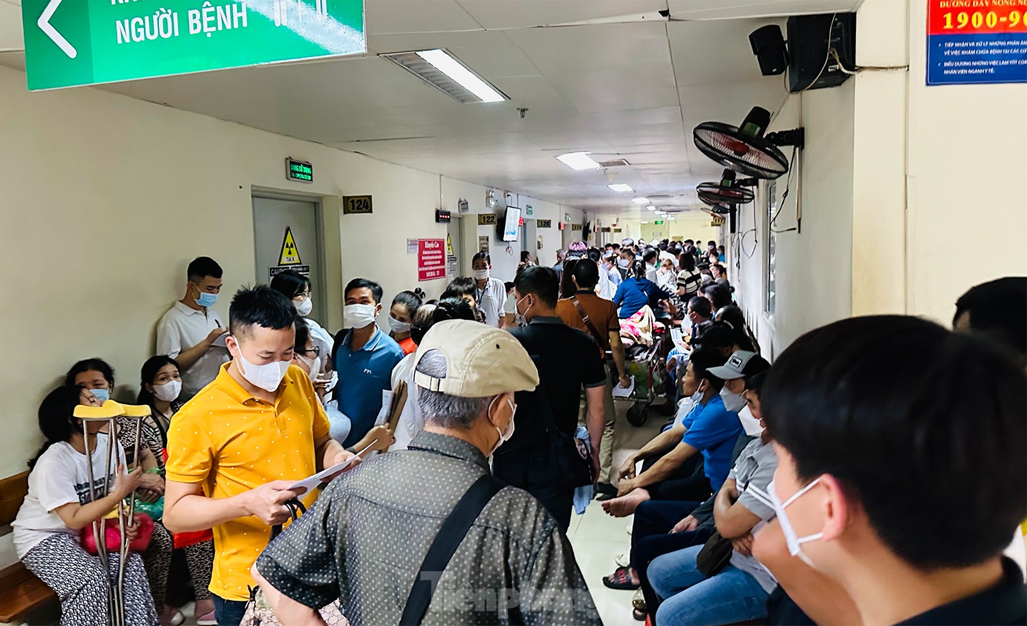 Bệnh viện đông nghịt người xếp hàng chờ khám trong ngày hè nóng 37 độ - Ảnh 4.
