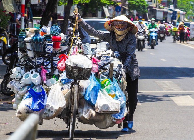  Hà Nội: Nhiệt độ ngoài trời hơn 50 độ C, người dân gồng mình mưu sinh dưới cái nắng cháy da, cháy thịt - Ảnh 8.