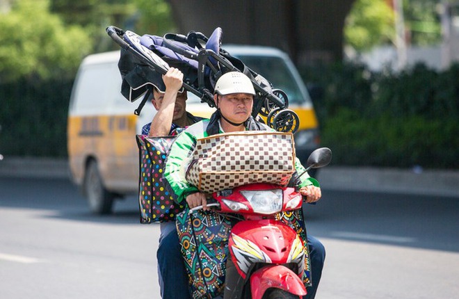 Hà Nội: Nhiệt độ ngoài trời hơn 50 độ C, người dân gồng mình mưu sinh dưới cái nắng cháy da, cháy thịt - Ảnh 7. Hà Nội: Nhiệt độ ngoài trời hơn 50 độ C, người dân gồng mình mưu sinh dưới cái nắng cháy da, cháy thịt - Ảnh 7.