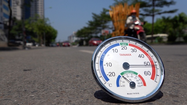 Hà Nội: Nhiệt độ ngoài trời hơn 50 độ C, người dân gồng mình mưu sinh dưới cái nắng cháy da, cháy thịt - Ảnh 6.