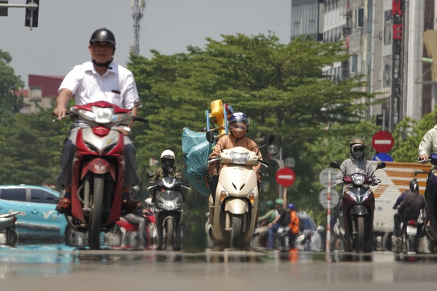 Hà Nội: Nhiệt độ ngoài trời hơn 50 độ C, người dân gồng mình mưu sinh dưới cái nắng cháy da, cháy thịt - Ảnh 5. Hà Nội: Nhiệt độ ngoài trời hơn 50 độ C, người dân gồng mình mưu sinh dưới cái nắng cháy da, cháy thịt - Ảnh 5.