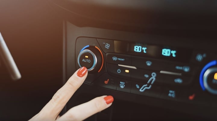 Những cách khắc phục cửa kính ô tô bị mờ - Ảnh 1.