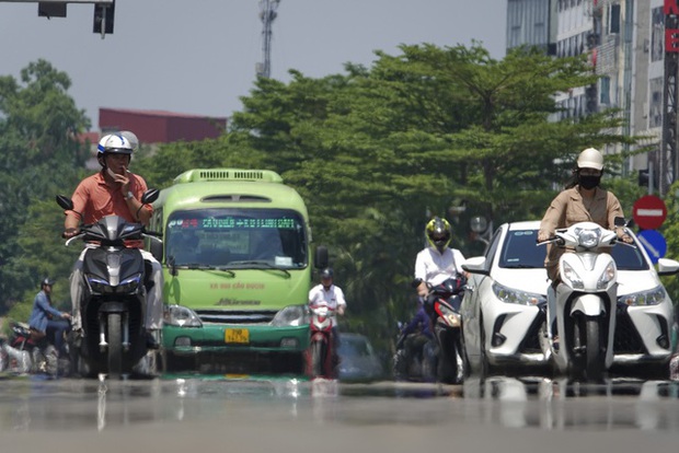  Hà Nội: Nhiệt độ ngoài trời hơn 50 độ C, người dân gồng mình mưu sinh dưới cái nắng cháy da, cháy thịt - Ảnh 18.