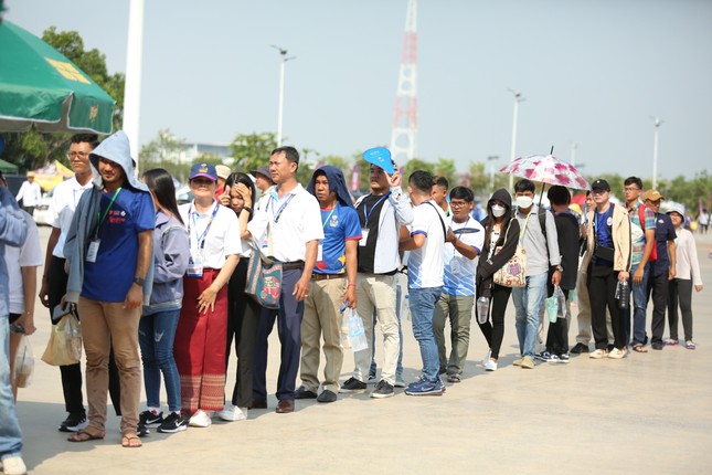 Kẹt xe hàng km, người Campuchia vẫn đội nắng đi xem khai mạc SEA Games 32 - Ảnh 8.