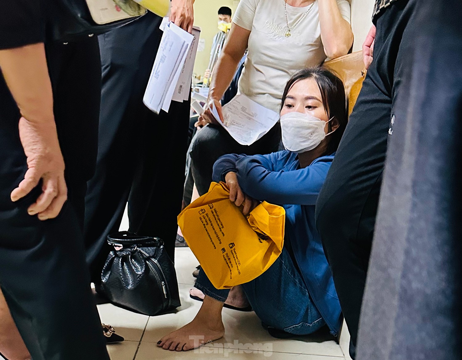 Bệnh viện đông nghịt người xếp hàng chờ khám trong ngày hè nóng 37 độ - Ảnh 12.