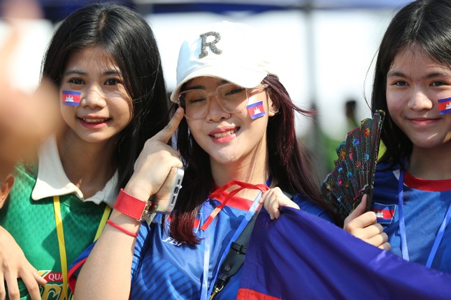 Kẹt xe hàng km, người Campuchia vẫn đội nắng đi xem khai mạc SEA Games 32 - Ảnh 6.
