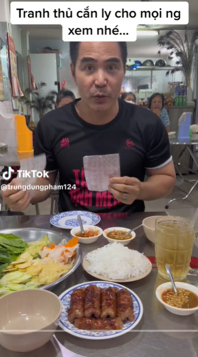 Quán nem nướng được Phạm Trung Dũng phát hiện khi đi giao lưu cùng đoàn phim Lật Mặt 6 tại Vĩnh Long có gì mà được khen đến thế? - Ảnh 1.