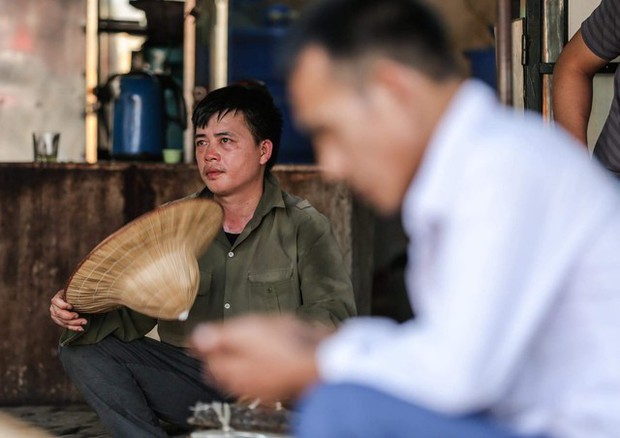  Hà Nội: Nhiệt độ ngoài trời hơn 50 độ C, người dân gồng mình mưu sinh dưới cái nắng cháy da, cháy thịt - Ảnh 16.