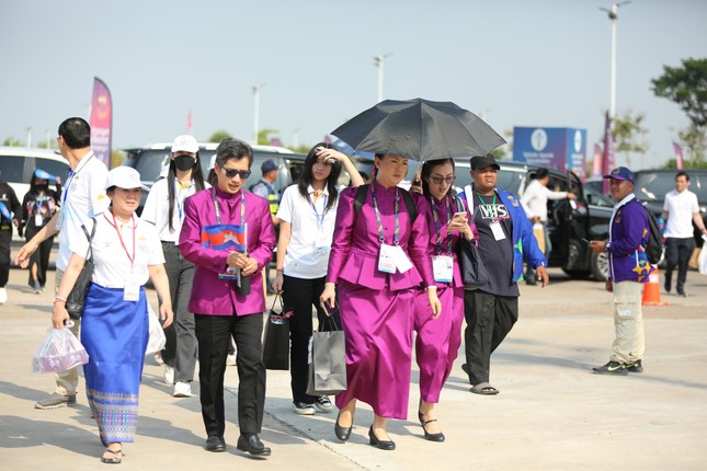 Kẹt xe hàng km, người Campuchia vẫn đội nắng đi xem khai mạc SEA Games 32 - Ảnh 5.