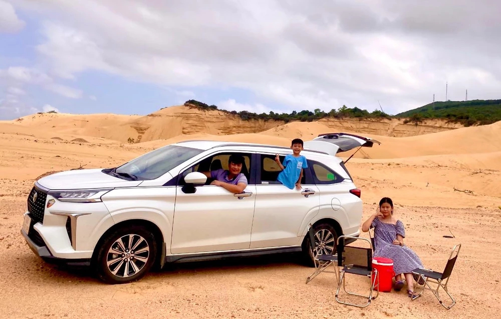 Ham vui đem Toyota Veloz đi đồi cát ở Bình Định rồi suýt sa lầy, chủ xe thoát nạn nhờ ‘nảy số’ nhớ ra mẹo đọc trên mạng - Ảnh 1.