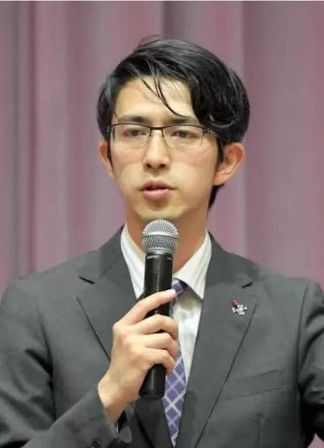 Khiến dân mạng chao đảo nhờ ngoại hình nam thần, diện mạo sau 4 năm của giáo sư đẹp trai nhất Nhật Bản gây bất ngờ - Ảnh 4.