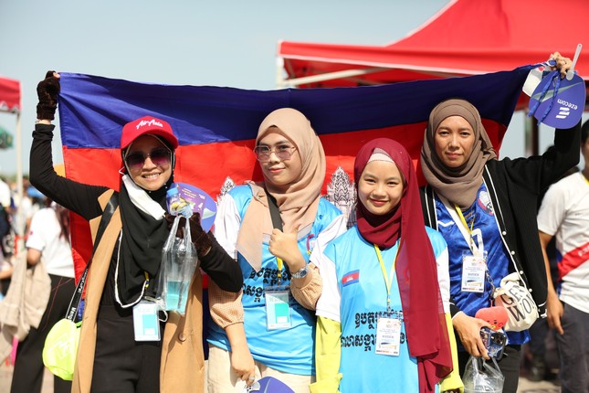 Kẹt xe hàng km, người Campuchia vẫn đội nắng đi xem khai mạc SEA Games 32 - Ảnh 4.
