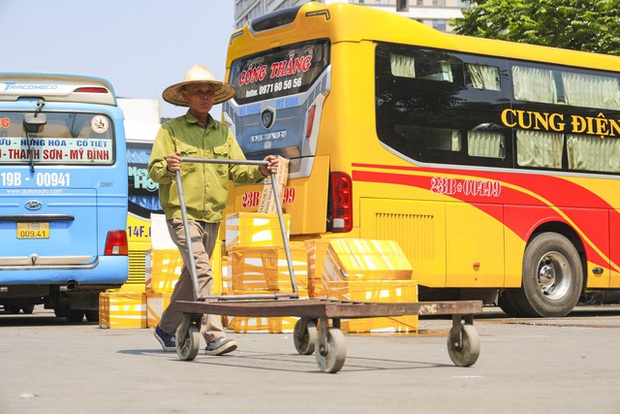  Hà Nội: Nhiệt độ ngoài trời hơn 50 độ C, người dân gồng mình mưu sinh dưới cái nắng cháy da, cháy thịt - Ảnh 14.