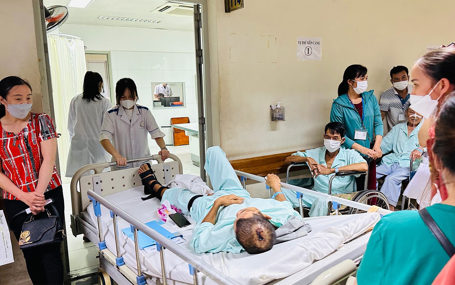 Bệnh viện đông nghịt người xếp hàng chờ khám trong ngày hè nóng 37 độ - Ảnh 8.