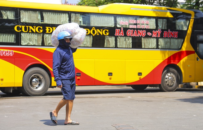  Hà Nội: Nhiệt độ ngoài trời hơn 50 độ C, người dân gồng mình mưu sinh dưới cái nắng cháy da, cháy thịt - Ảnh 13.