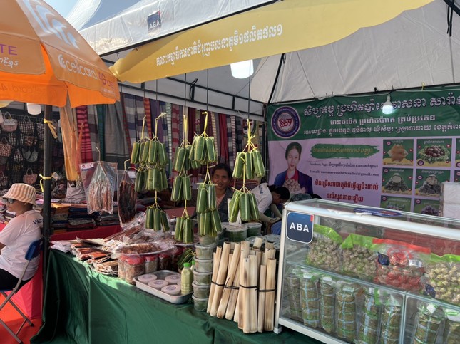 Kẹt xe hàng km, người Campuchia vẫn đội nắng đi xem khai mạc SEA Games 32 - Ảnh 2.