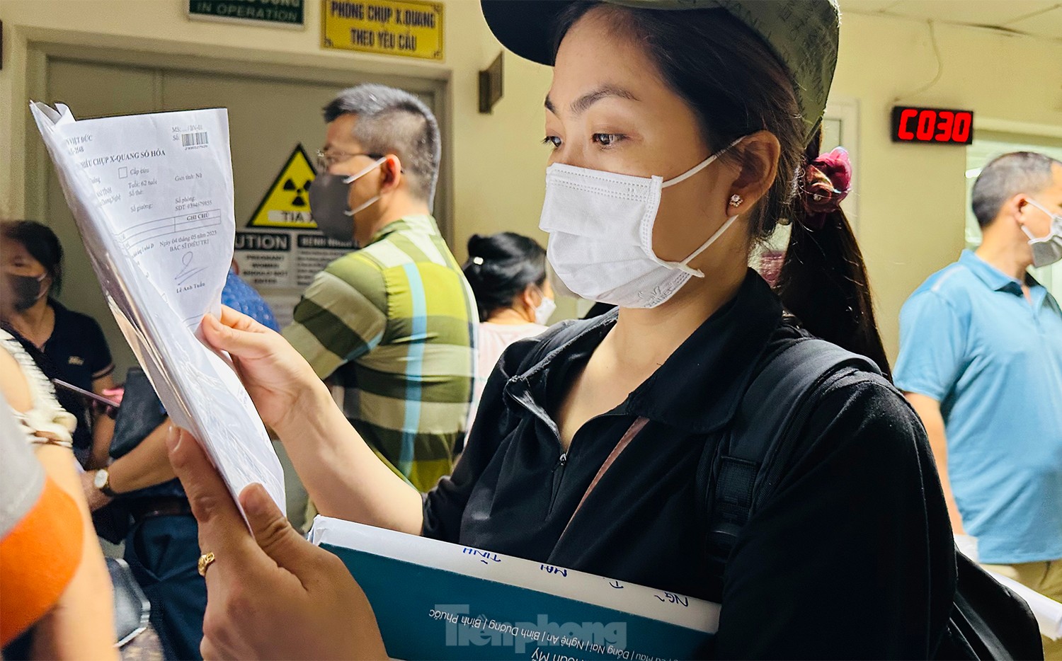 Bệnh viện đông nghịt người xếp hàng chờ khám trong ngày hè nóng 37 độ - Ảnh 7.