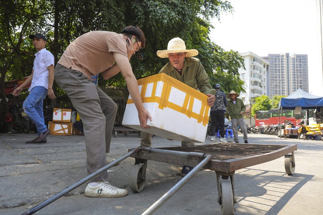  Hà Nội: Nhiệt độ ngoài trời hơn 50 độ C, người dân gồng mình mưu sinh dưới cái nắng cháy da, cháy thịt - Ảnh 12.