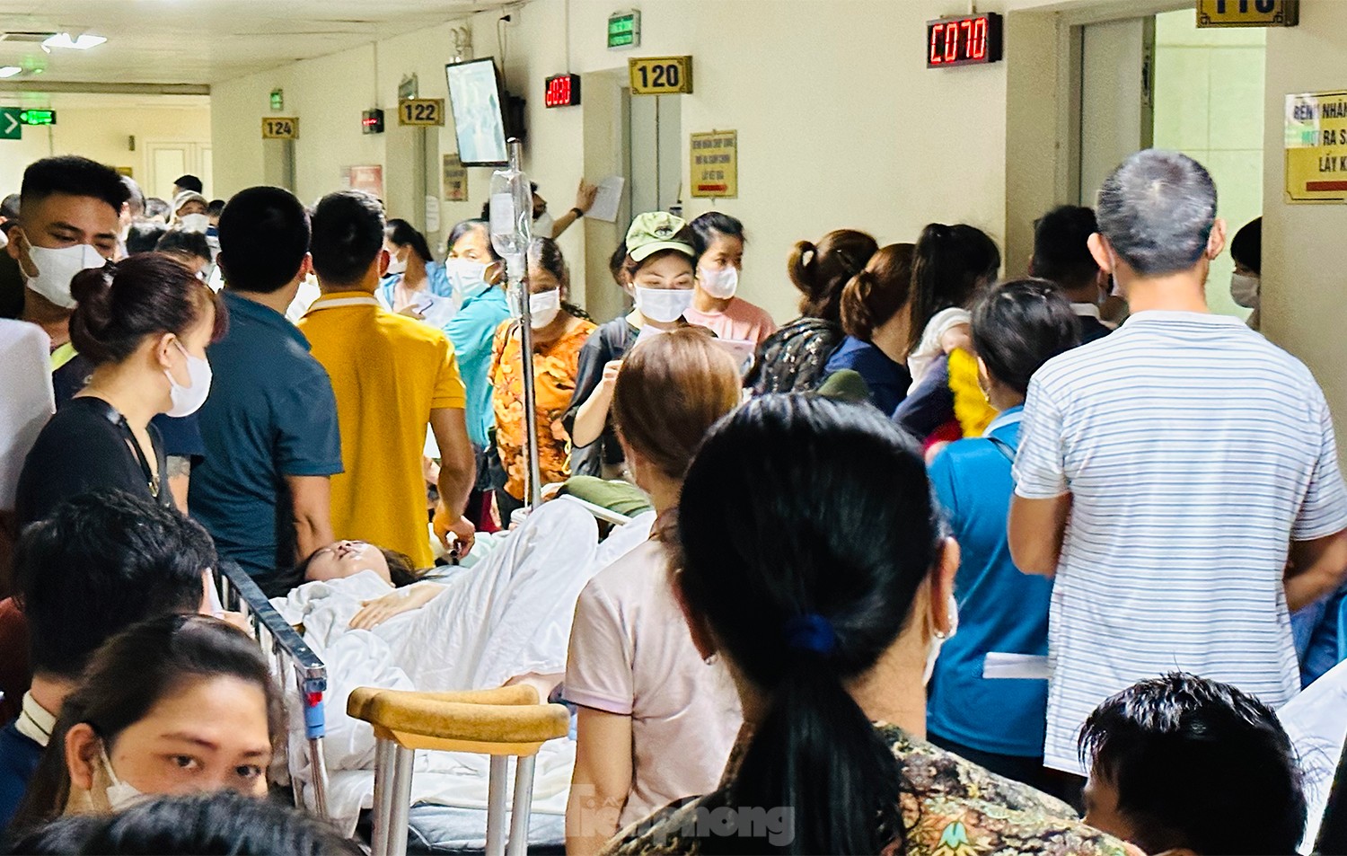 Bệnh viện đông nghịt người xếp hàng chờ khám trong ngày hè nóng 37 độ - Ảnh 6.