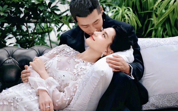  Đậu Kiêu và Hà Siêu Liên đã đính hôn 3 năm trước, phải hoãn cưới vì Vua sòng bài Macau qua đời - Ảnh 1.