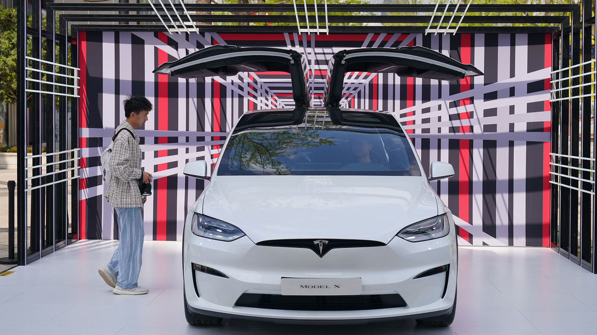 Sau nhiều lần giảm giá chấn động, Tesla bất ngờ quay đầu tăng giá nhưng mục đích tăng mới cho thấy khả năng tính toán thần sầu của tỷ phú Elon Musk - Ảnh 3.